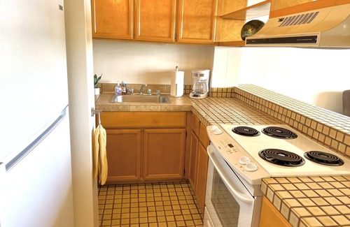 Hilo Condo | Unforgettable Hilo Stay with Pool, A/C & Breakfast Included