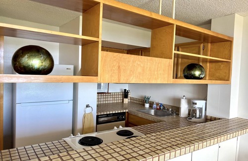 Hilo Condo | Unforgettable Hilo Stay with Pool, A/C & Breakfast Included