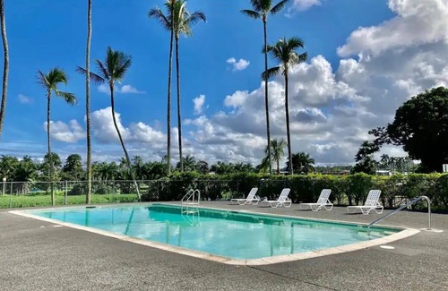 Hilo Condo | Unforgettable Hilo Stay with Pool, A/C & Breakfast Included