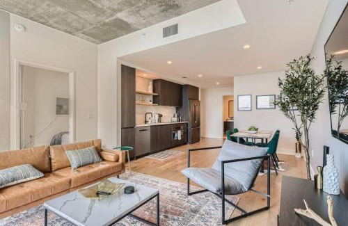 Rainey Street Historic District Apartment | Scenic Downtown Views with Pool & Hot Tub Access