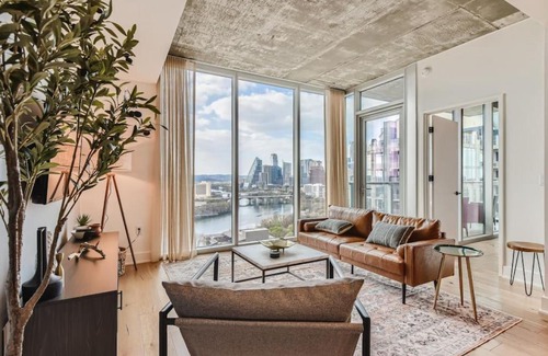 Rainey Street Historic District Apartment | Scenic Downtown Views with Pool & Hot Tub Access