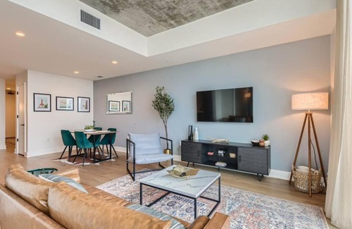 Rainey Street Historic District Apartment | Scenic Downtown Views with Pool & Hot Tub Access