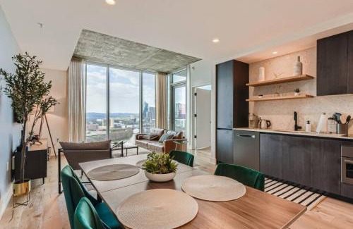 Rainey Street Historic District Apartment | Scenic Downtown Views with Pool & Hot Tub Access
