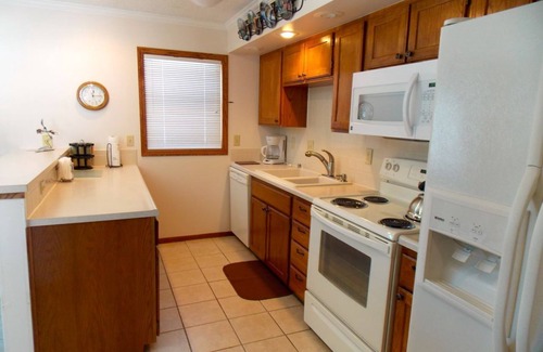 Willow Grove House | Scenic Lake View Home with Four Bedrooms & Breakfast