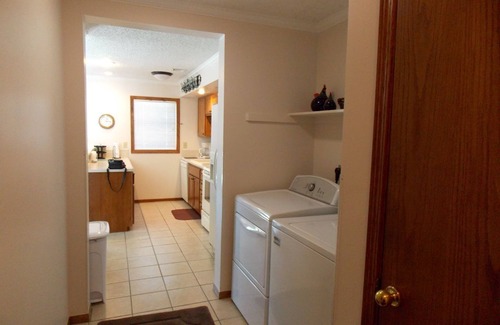 Willow Grove House | Scenic Lake View Home with Four Bedrooms & Breakfast