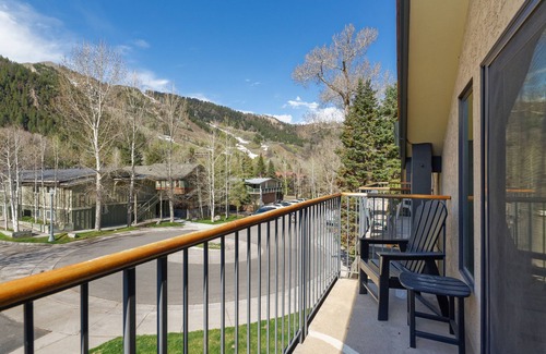 Aspen Condo | Stunning Views in 2 Bedroom Aspen Condo - Steps to Gondola