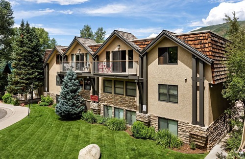 Aspen Condo | Stunning Views in 2 Bedroom Aspen Condo - Steps to Gondola