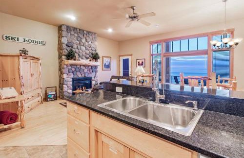 Tofte House | Scenic Lake Views with Garage and Bike Trail Access