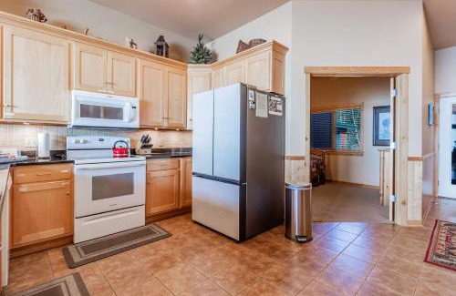 Tofte House | Scenic Lake Views with Garage and Bike Trail Access
