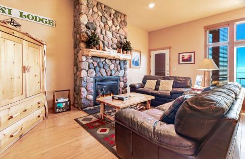 Tofte House | Scenic Lake Views with Garage and Bike Trail Access