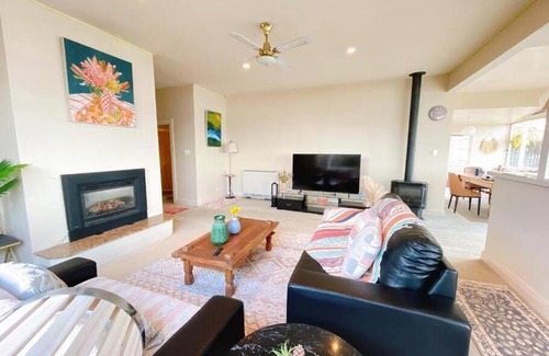 Sandy Bay Villa | Beautiful Waterview Cottage - 4 Bedroom Hobart Retreat