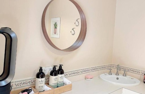 Sandy Bay Villa | Beautiful Waterview Cottage - 4 Bedroom Hobart Retreat
