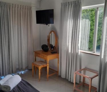 Port Edward House | Pet-Friendly Indaba Manor Guesthouse with Ocean Views