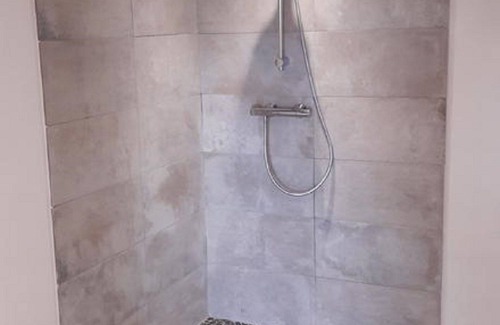 Castelnau-de-Mandailles Bed & Breakfast | Inviting Room with Shared Pool & Hot Tub Amenities