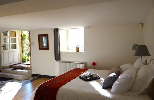 Castelnau-de-Mandailles Bed & Breakfast | Inviting Room with Shared Pool & Hot Tub Amenities