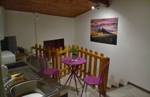 Egliseneuve-pres-Billom Bed & Breakfast | Cozy Studio Retreat with Pool in Scenic Countryside