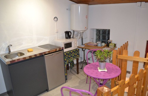 Egliseneuve-pres-Billom Bed & Breakfast | Cozy Studio Retreat with Pool in Scenic Countryside