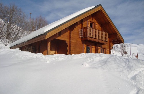 Montgellafrey Ski Chalet | Independent Cottage Retreat with Pool & Family-Friendly Perks