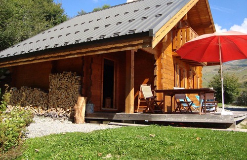 Montgellafrey Ski Chalet | Independent Cottage Retreat with Pool & Family-Friendly Perks