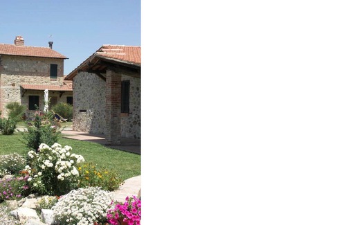 Castiglione d'Orcia Villa | Experience Comfort at Podere La Valle with Private Pool