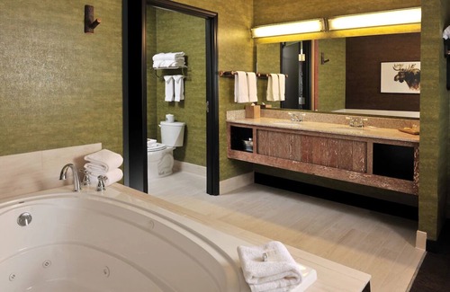 Independence Hotel | Independence Modern Lodge: Unique Decor & Lake Views