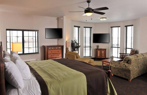 Independence Hotel | Independence Modern Lodge: Unique Decor & Lake Views