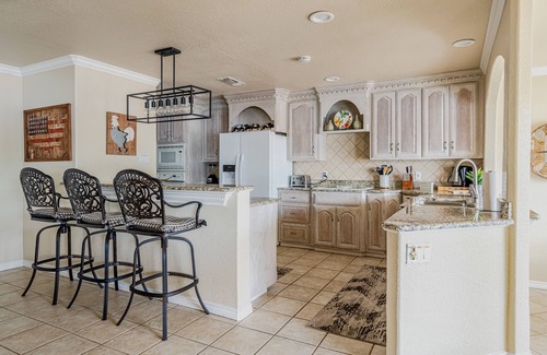 Kingsland House | Independence Point: Family-Friendly Getaway with Breakfast