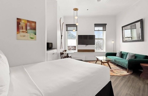 Aspen Hotel | Scenic Independence Square 202 Room with Mountain Views