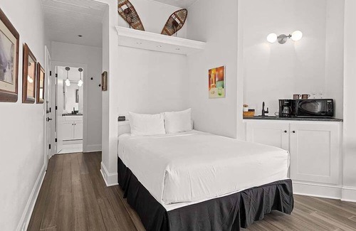 Aspen Hotel | Scenic Independence Square 202 Room with Mountain Views