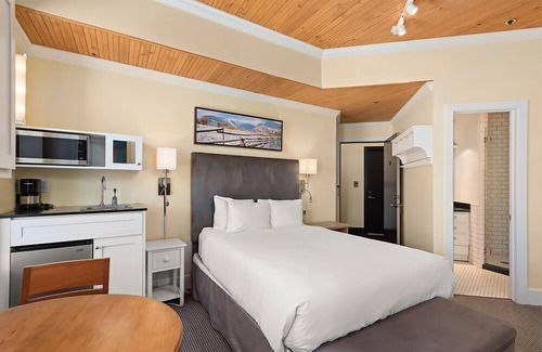 Aspen Hotel | Independence Square 305: Remodeled Hotel Room in Aspen