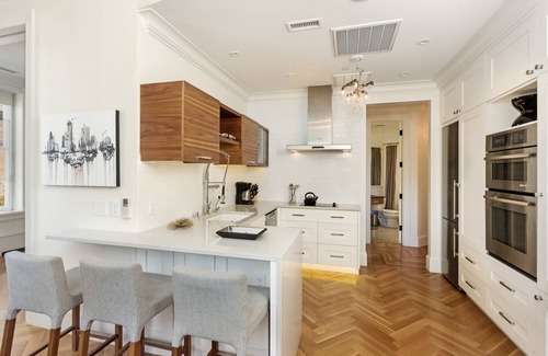 Downtown Hotel | Independence Square Lodge: Family-Friendly Retreat with Spa
