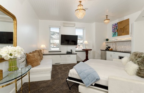 Downtown Hotel | Independence Square Lodge: Family-Friendly Retreat with Spa