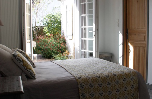 Vernon House | Independently Rated Room in Vernon/Giverny with Spa & Hot Tub
