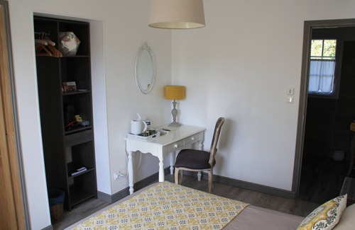 Vernon House | Independently Rated Room in Vernon/Giverny with Spa & Hot Tub