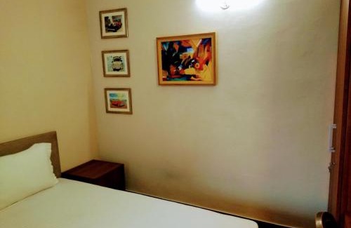 Noida Apartment | Cozy Studio with Balcony & Urban View - Pool & Breakfast