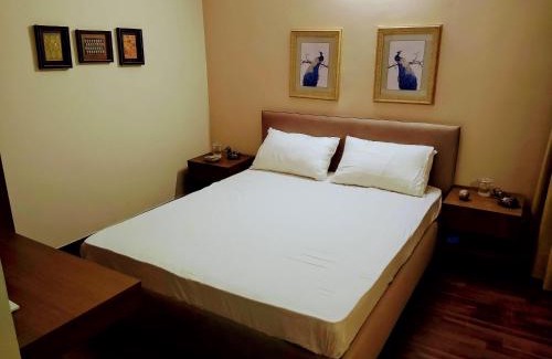 Noida Apartment | Cozy Studio with Balcony & Urban View - Pool & Breakfast