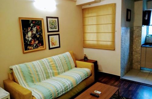 Noida Apartment | Cozy Studio with Balcony & Urban View - Pool & Breakfast