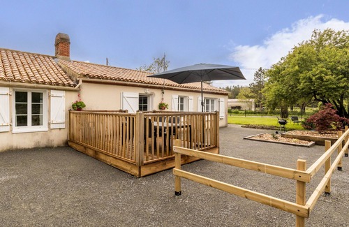Villeneuve-en-Retz Cottage | Independent Cottage with Garden and Wifi, 12 km from Beaches