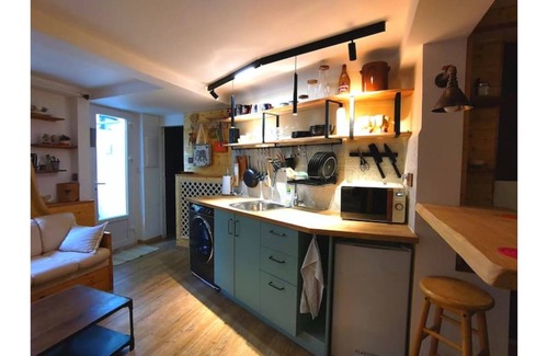 Villejuif Apartment | Charming Independent Industrial Chalet @O&R's with Breakfast