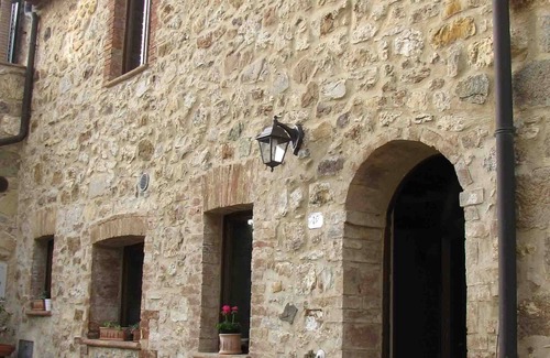 Castiglione d'Orcia House | Historic Center Independent House: Pet-Friendly & Family-Ready