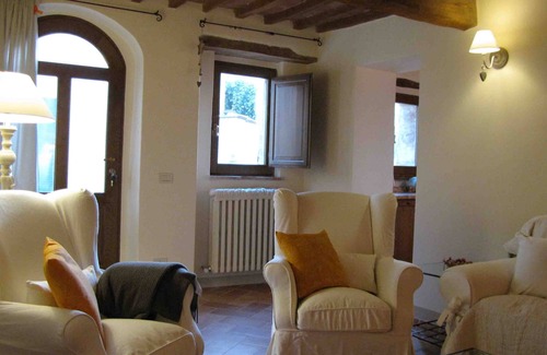 Castiglione d'Orcia House | Historic Center Independent House: Pet-Friendly & Family-Ready