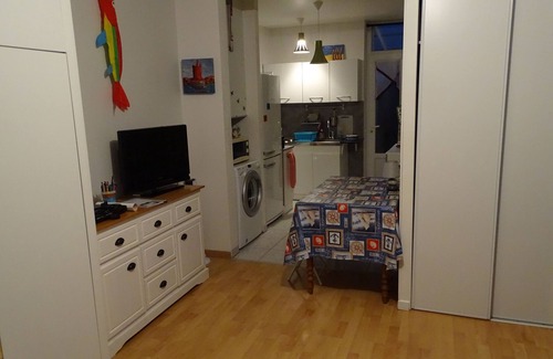 Penmarch Apartment | Cozy Studio with Garden, 800m from Plage du Ster