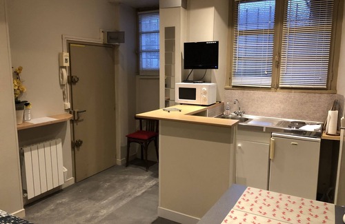 Centre Ville Apartment | Cozy Central Studio with Spa and Breakfast Amenities
