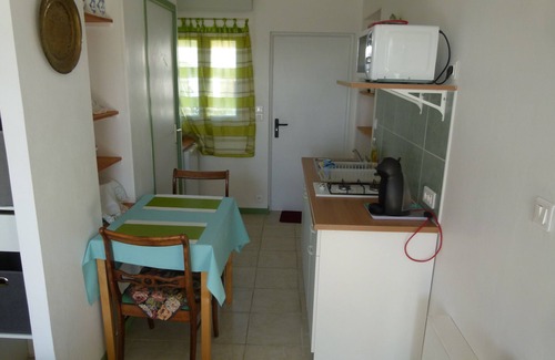 Royan Apartment | Cozy Independent Studio Near Downtown & Beach with Pool