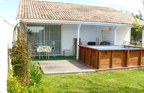 Royan Apartment | Cozy Independent Studio Near Downtown & Beach with Pool