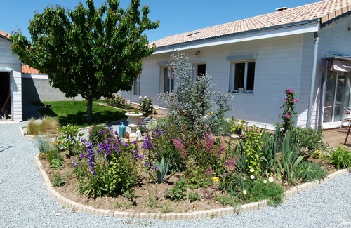 Royan Apartment | Cozy Independent Studio Near Downtown & Beach with Pool