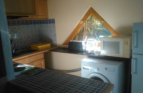 Les Angles Apartment | Cozy Ground Floor Studio with Kitchen for Family Getaways