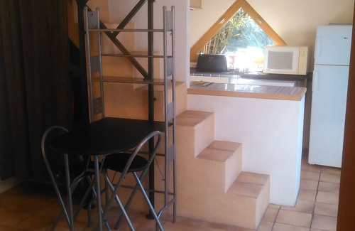 Les Angles Apartment | Cozy Ground Floor Studio with Kitchen for Family Getaways