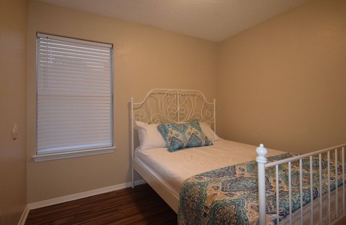 Fort Worth House | Budget-Friendly 2 Bed Unit with Kitchen & High Ratings