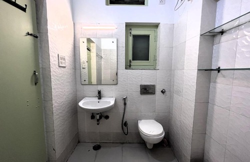 Bani Park House | Cozy Inderpura House: Pet & Child Friendly Retreat